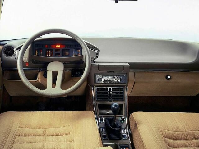 Dashboard van een Citroën CX. Geen 'gewone' snelheidsmeter en toerenteller, maar glazen waar een cylinder achter draait. Ook geen bediensprieten voor knipperlicht, ruitenwissers en dergelijke, maar alles met schakelaars.