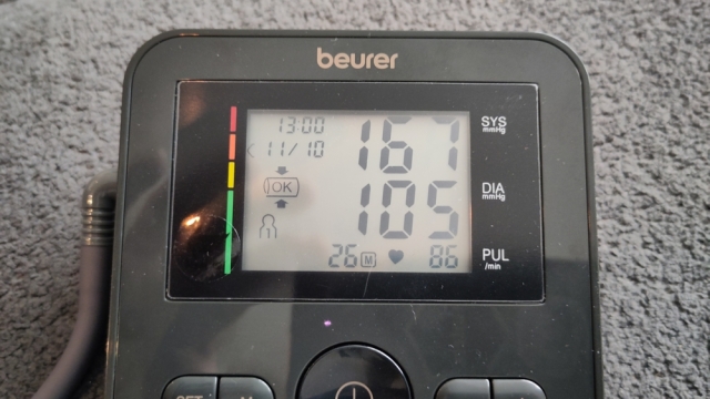  Display van een bloeddrukmeter: 167 over 105.