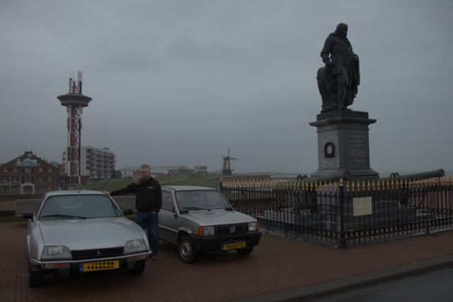Grijze Citroën CX en grijze Fiat Panda naast het standbeeld van Michiel de Ruijter in Vlissingen. Op de achtergrond de uitkijktoren van Het Arsenaal en verderop de Oranjemolen. Ik sta tussen beide auto's in, hand op de CX. Grijze Citroën CX en grijze Fiat Panda naast het standbeeld van Michiel de Ruijter in Vlissingen. Op de achtergrond de uitkijktoren van Het Arsenaal en verderop de Oranjemolen. Ik sta tussen beide auto's in, hand op de CX.