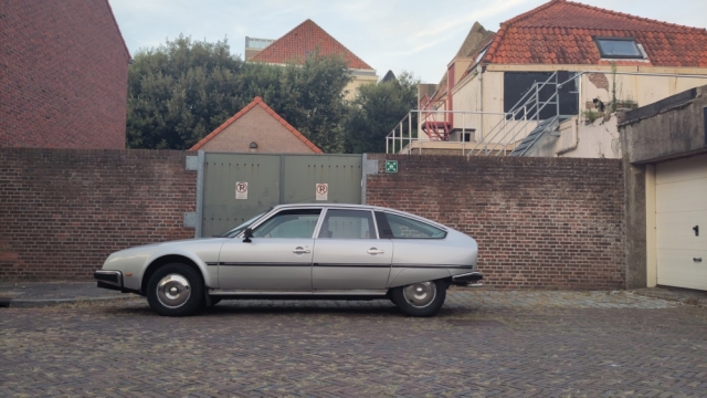Grijze Citroën CX gefotografeerd van de linker zijkant.
