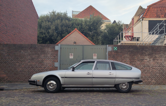 Zilvergrijze Citroën CX, 'en profil' van de linkerzijde gezien.
