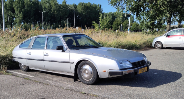 Zilvergrijze Citroën CX, van rechtsvoor gezien.