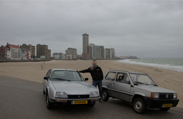 De zelfde CX en Panda, deze keer aan het strand. Op de achtergrond de Vlissingse boulevard, rechts de Westerschelde. Ook hier sta ik tussen beide auto's in met mijn hand op de CX. De zelfde CX en Panda, deze keer aan het strand. Op de achtergrond de Vlissingse boulevard, rechts de Westerschelde. Ook hier sta ik tussen beide auto's in met mijn hand op de CX.