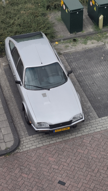 Zilvergrijze Citrroën CX, van bovenaf gefotografeerd.