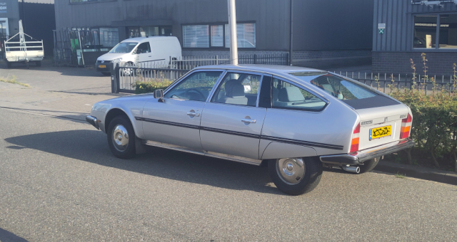 Zilvergrijze Citroën CX, van linksachter gezien.