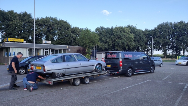 Zilvergrijze Citroën CX op de aanhangwagen van garage Très Beau